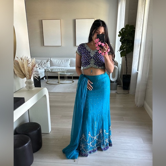 Indian Pakistani Blue Bandhani Chunri Lehenga - Picture 3 of 11